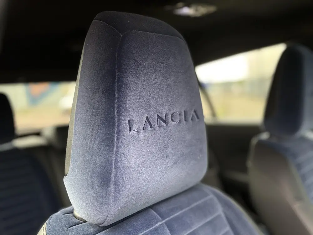 Lancia Ypsilon Edizione Limitata Cassina Navigatie | Apple c uit 2024, foto 8