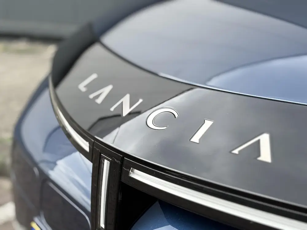 Lancia Ypsilon Edizione Limitata Cassina Navigatie | Apple c uit 2024, foto 9