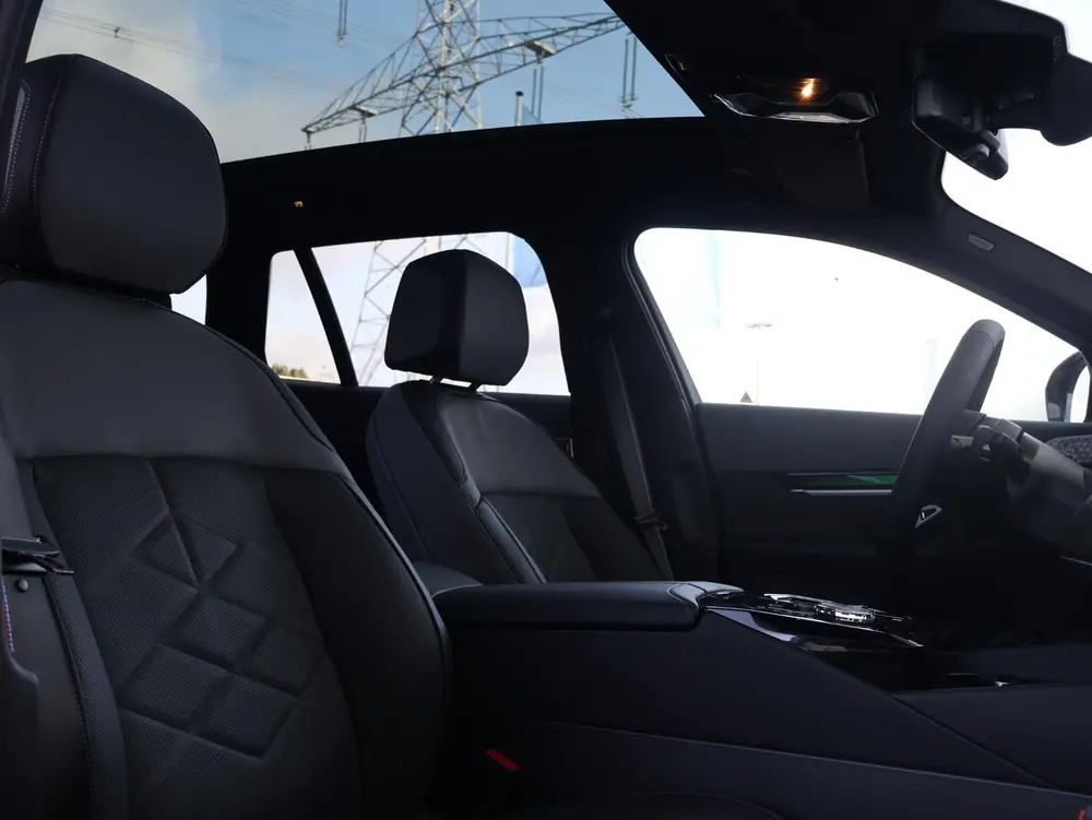 BMW 5-serie 530e uit 2025, foto 12