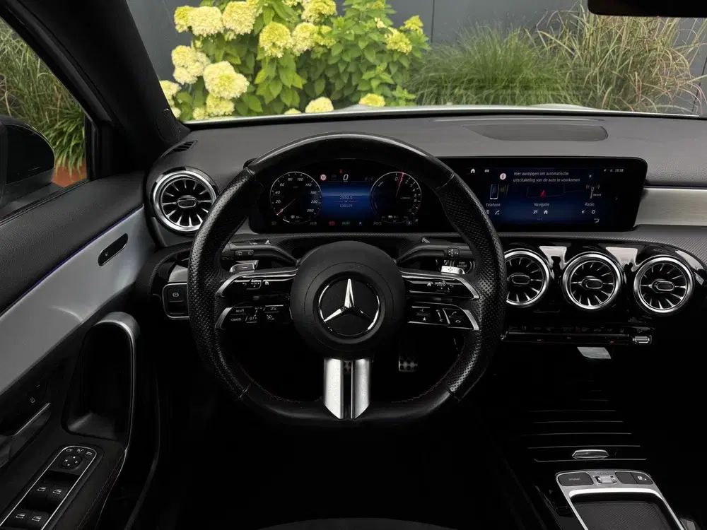 Mercedes-Benz A-Klasse 250 e AMG Line FULL PANO uit 2023, foto 10
