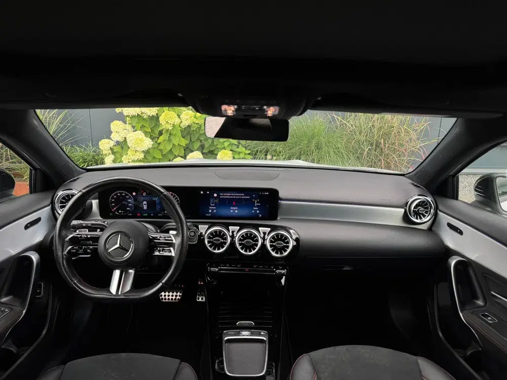 Mercedes-Benz A-Klasse 250 e AMG Line FULL PANO uit 2023, foto 2