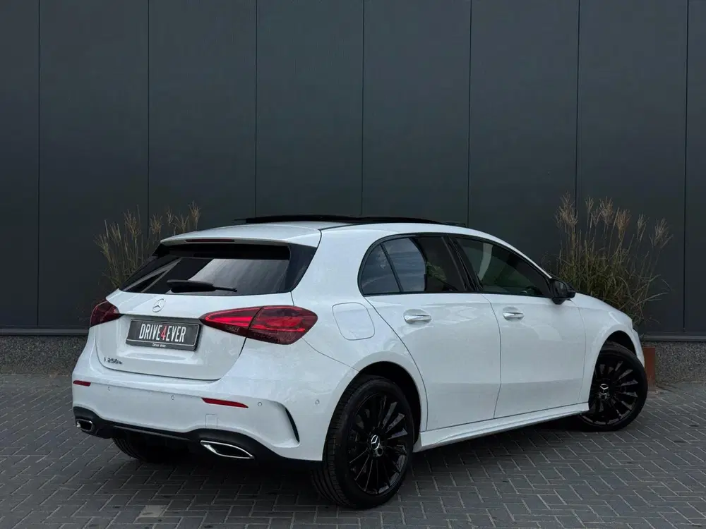 Mercedes-Benz A-Klasse 250 e AMG Line FULL PANO uit 2023, foto 3