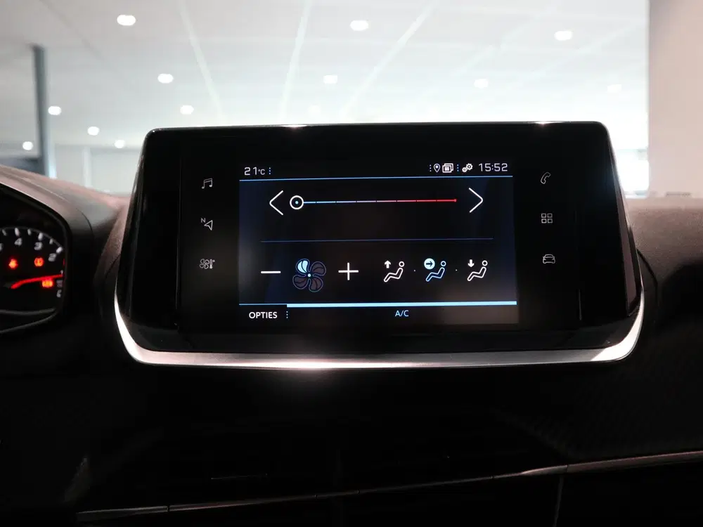 Peugeot 2008 Active NAVIGATIE uit 2021, foto 16