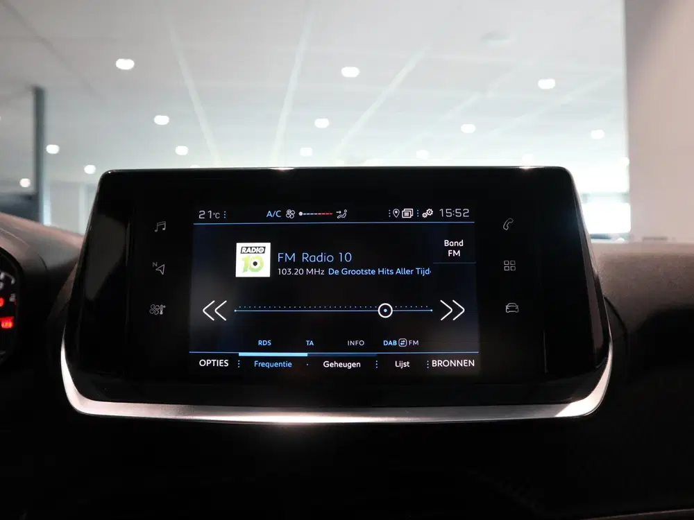 Peugeot 2008 Active NAVIGATIE uit 2021, foto 17