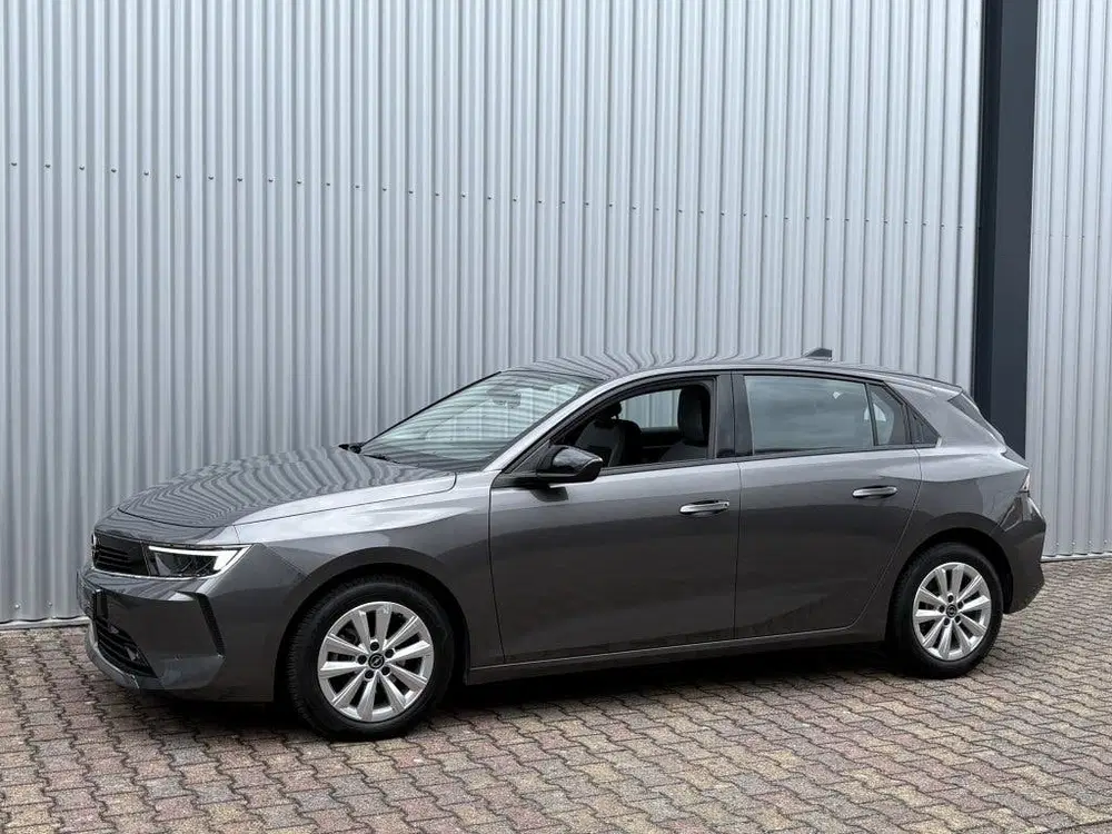 Opel Astra 1.2 Edition uit 2023, foto 2