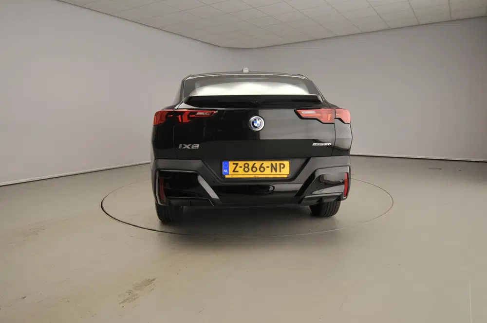BMW iX2 eDrive20 uit 2024, foto 4