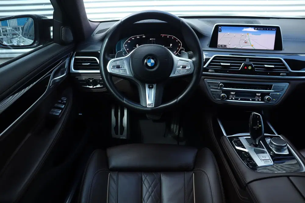 BMW 7-serie Sedan 745e uit 2019, foto 10