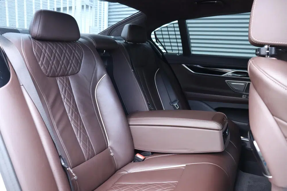 BMW 7-serie Sedan 745e uit 2019, foto 12