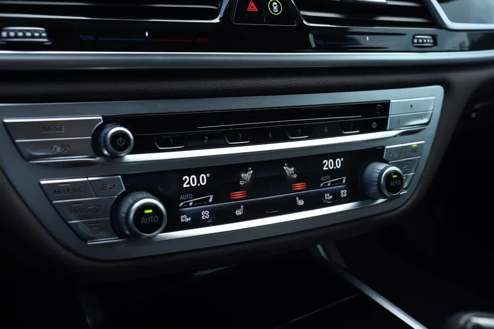 BMW 7-serie Sedan 745e uit 2019, foto 18