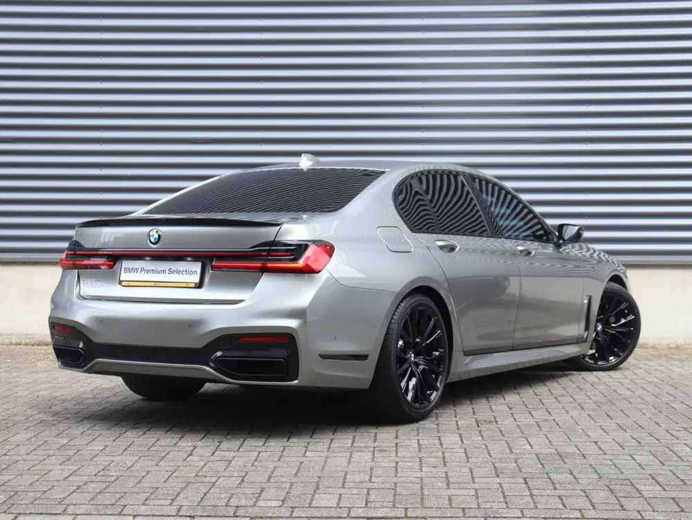 BMW 7-serie Sedan 745e uit 2019, foto 2