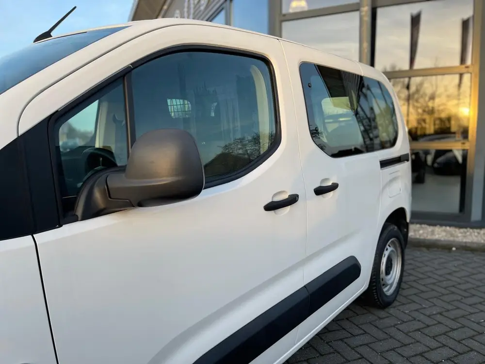 Peugeot Partner 1.2 PureTech Pro uit 2019, foto 2