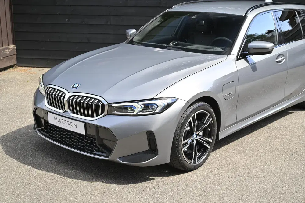 BMW 3-serie 330e uit 2023, foto 10