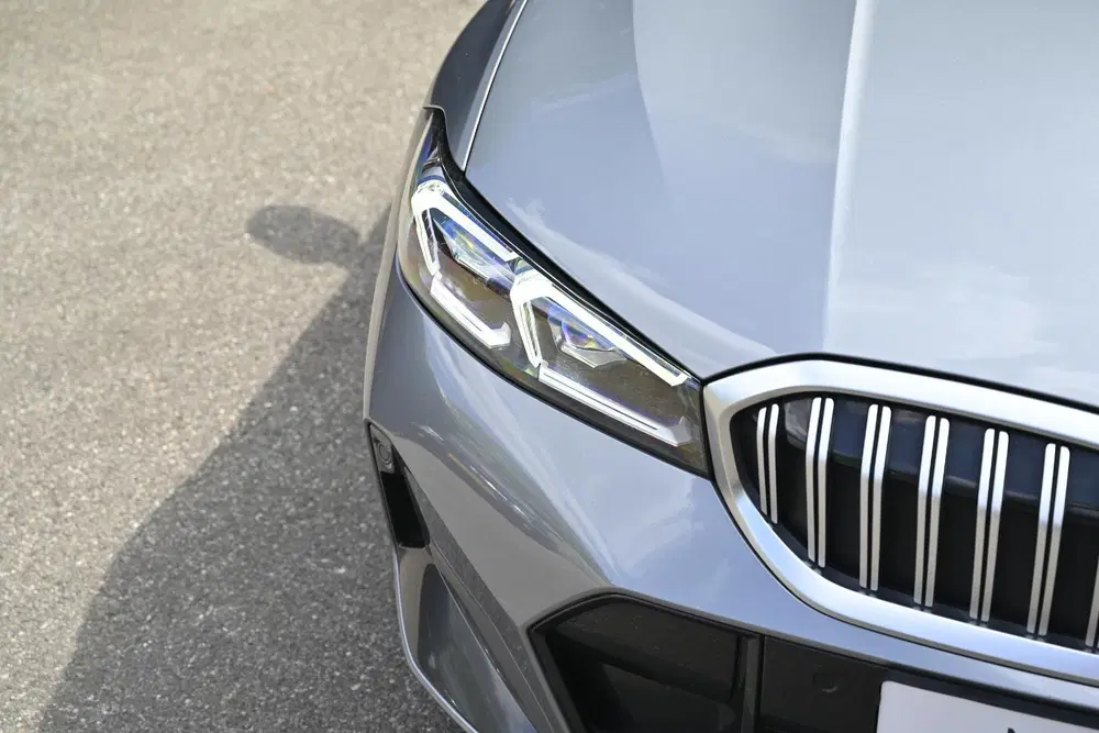 BMW 3-serie 330e uit 2023, foto 11