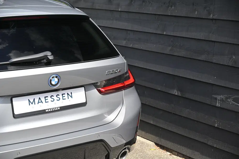 BMW 3-serie 330e uit 2023, foto 12