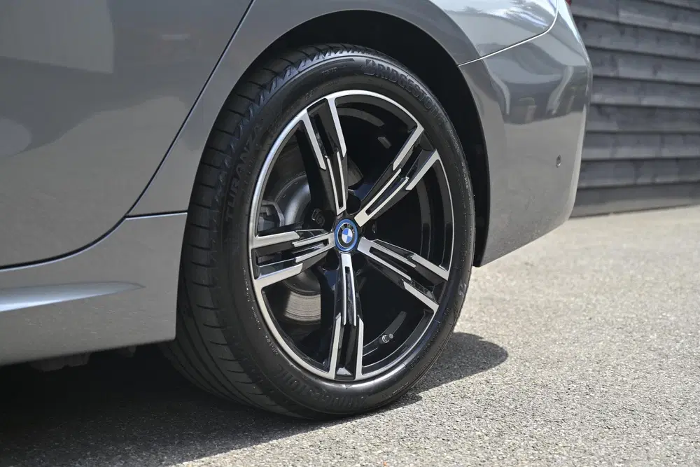 BMW 3-serie 330e uit 2023, foto 13