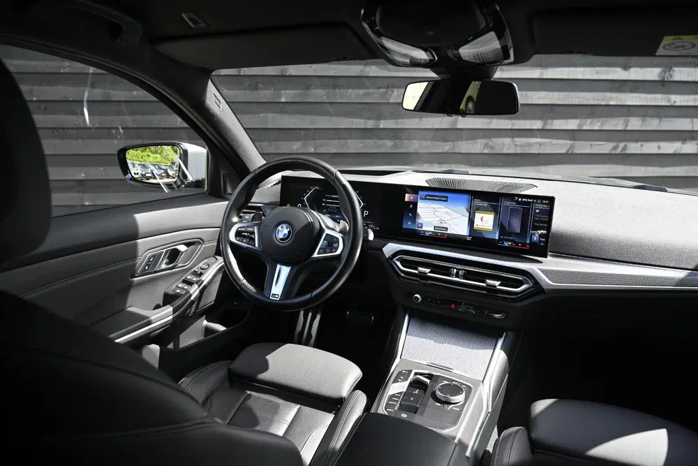 BMW 3-serie 330e uit 2023, foto 14