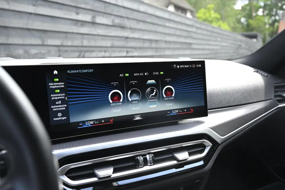 BMW 3-serie 330e uit 2023, foto 17