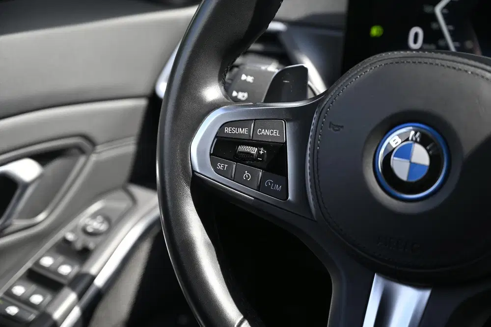BMW 3-serie 330e uit 2023, foto 19