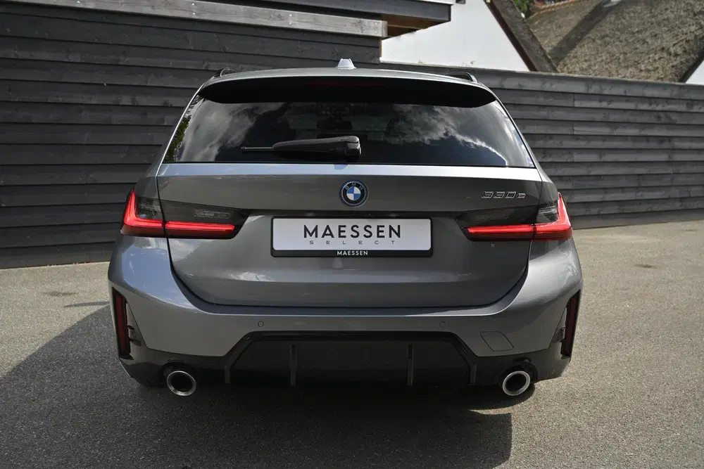 BMW 3-serie 330e uit 2023, foto 2