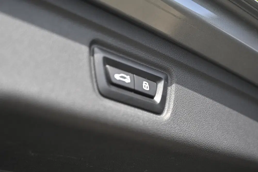 BMW 3-serie 330e uit 2023, foto 20