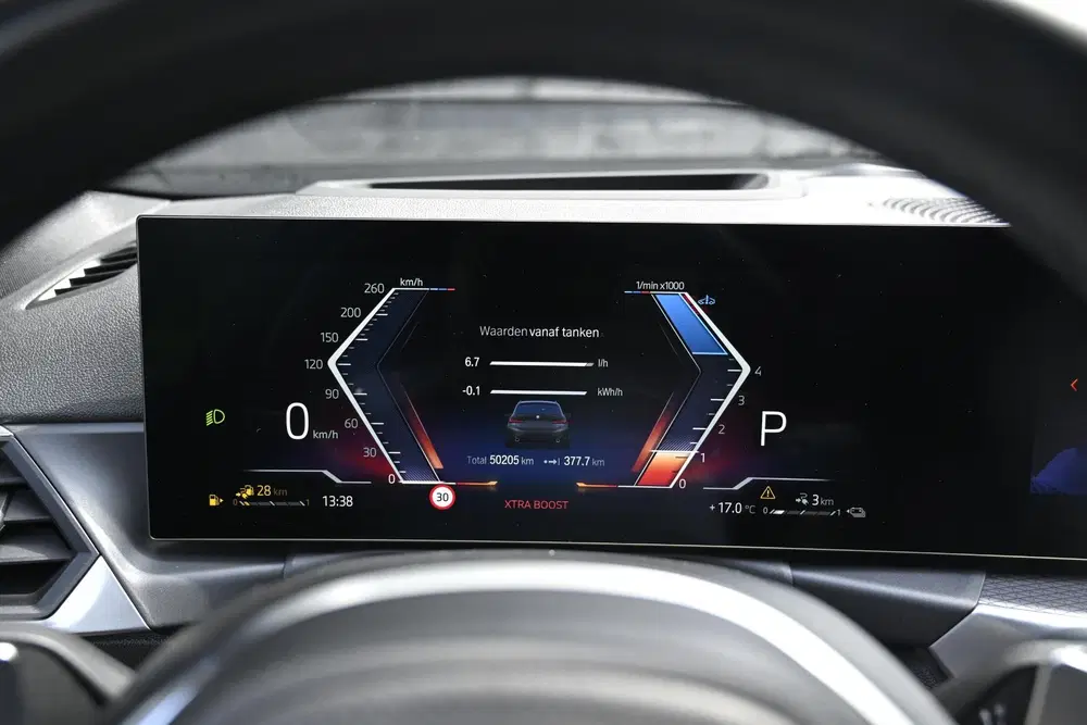 BMW 3-serie 330e uit 2023, foto 3