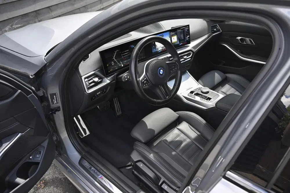 BMW 3-serie 330e uit 2023, foto 4