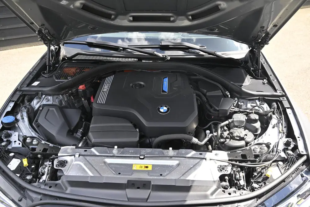 BMW 3-serie 330e uit 2023, foto 5