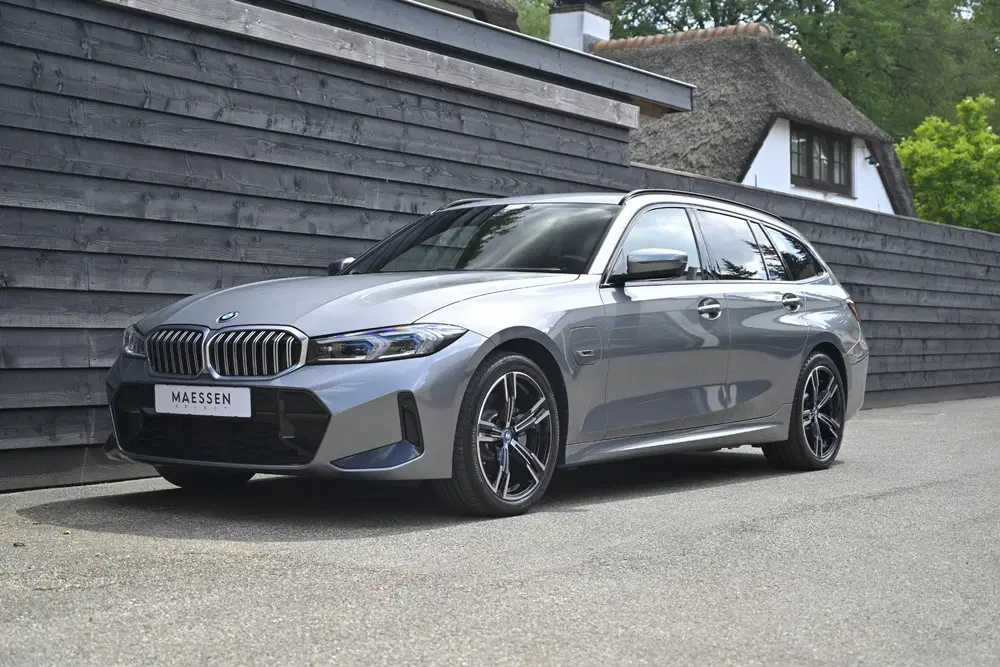 BMW 3-serie 330e uit 2023, foto 7