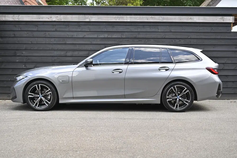 BMW 3-serie 330e uit 2023, foto 8