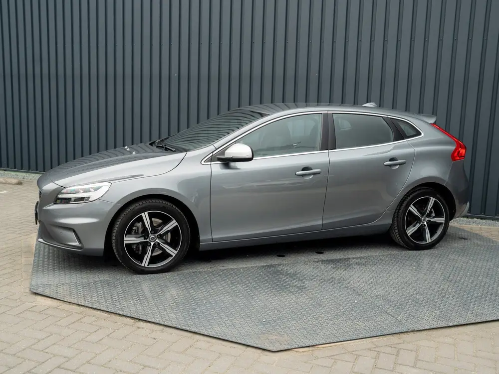 Volvo V40 1.5 T3 R-Design | Stoelverwarming | Prijs Rijklaar uit 2019, foto 2