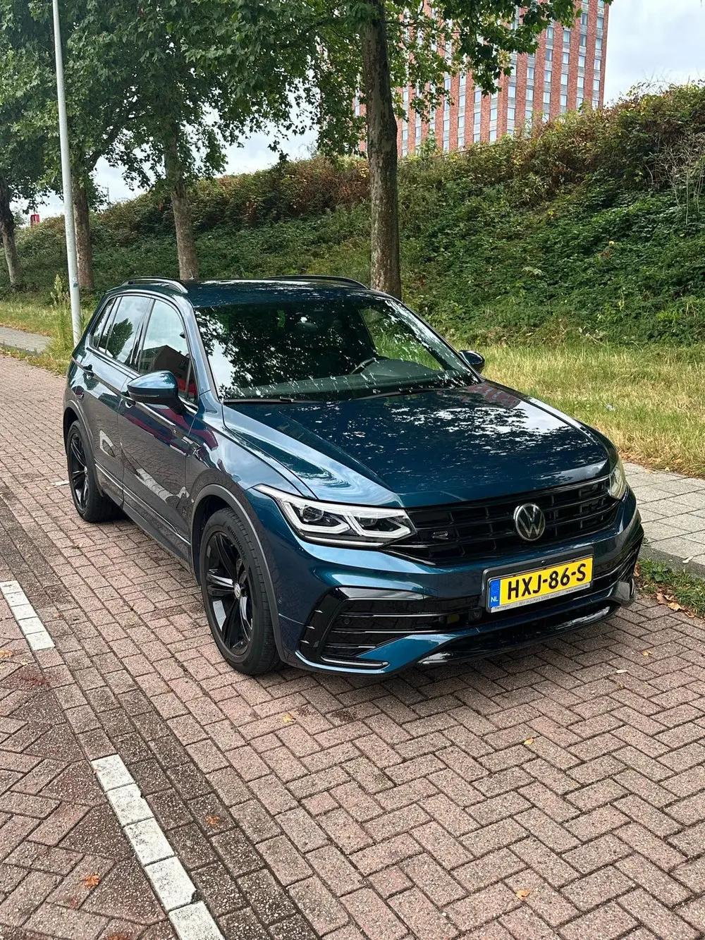Volkswagen Tiguan VW Tiguan 2.0 TSI 190pk 4 DSG Nightshade Blue Metallic uit 2021
