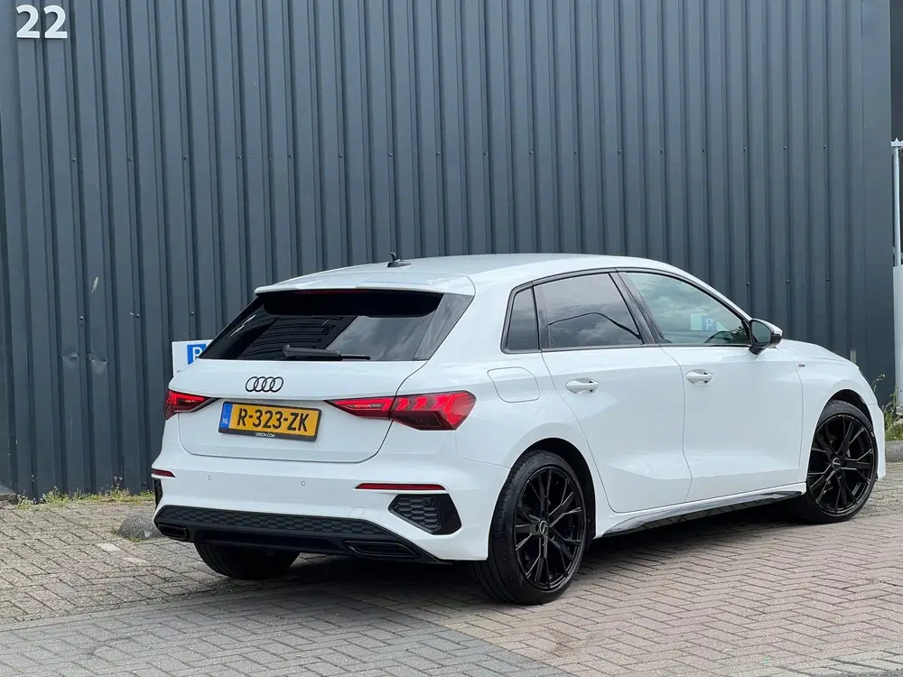 Audi A3 30 TFSI S edition uit 2023, foto 2