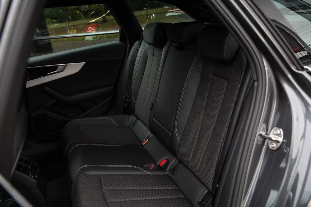 Audi A4 35 TFSI S edition uit 2023, foto 10