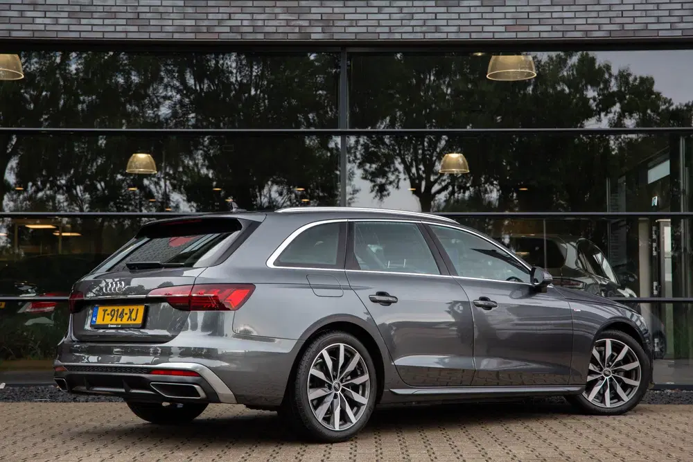 Audi A4 35 TFSI S edition uit 2023, foto 2