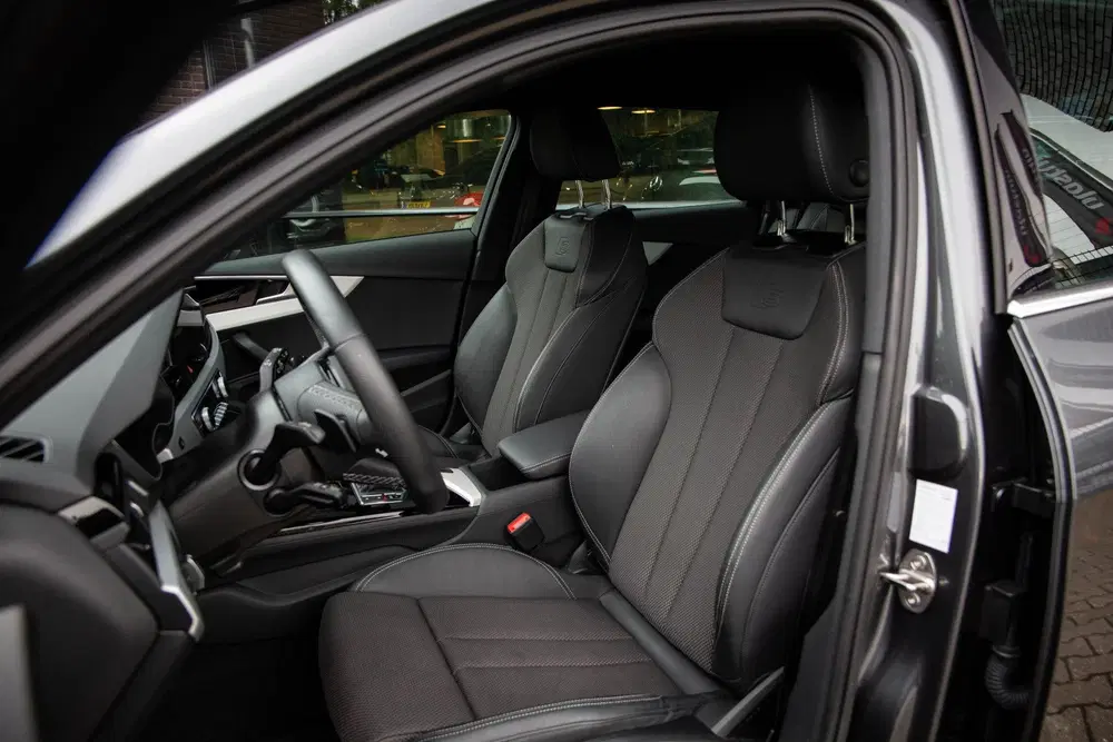 Audi A4 35 TFSI S edition uit 2023, foto 3