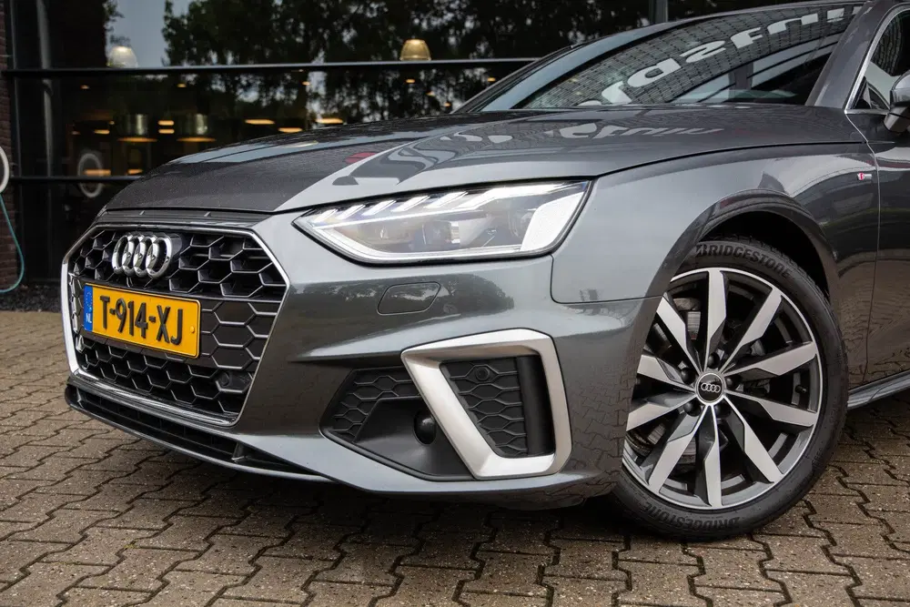 Audi A4 35 TFSI S edition uit 2023, foto 7