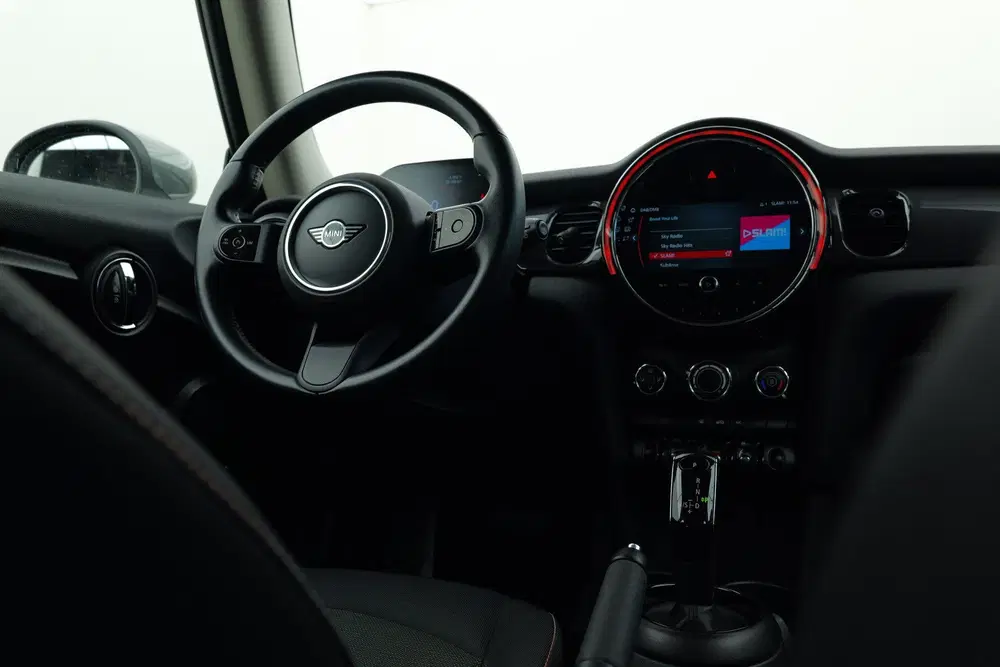 Mini Cooper 1.5 Cooper Essential uit 2021, foto 3
