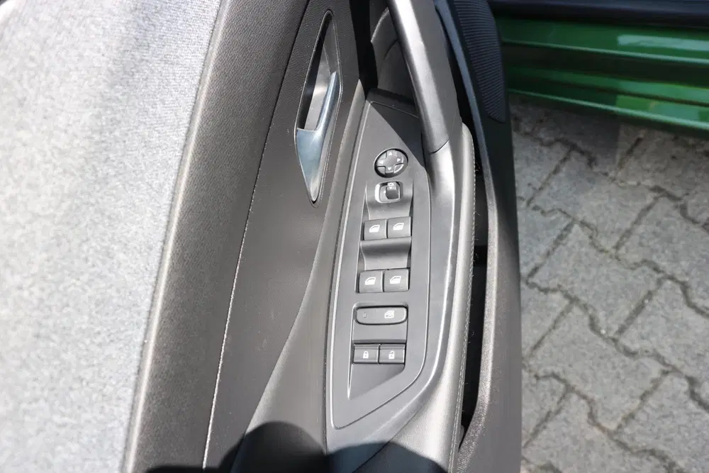 Peugeot 308 1.2 PureTech Allure NAVI CAMERA DAB CRUISE uit 2023, foto 12
