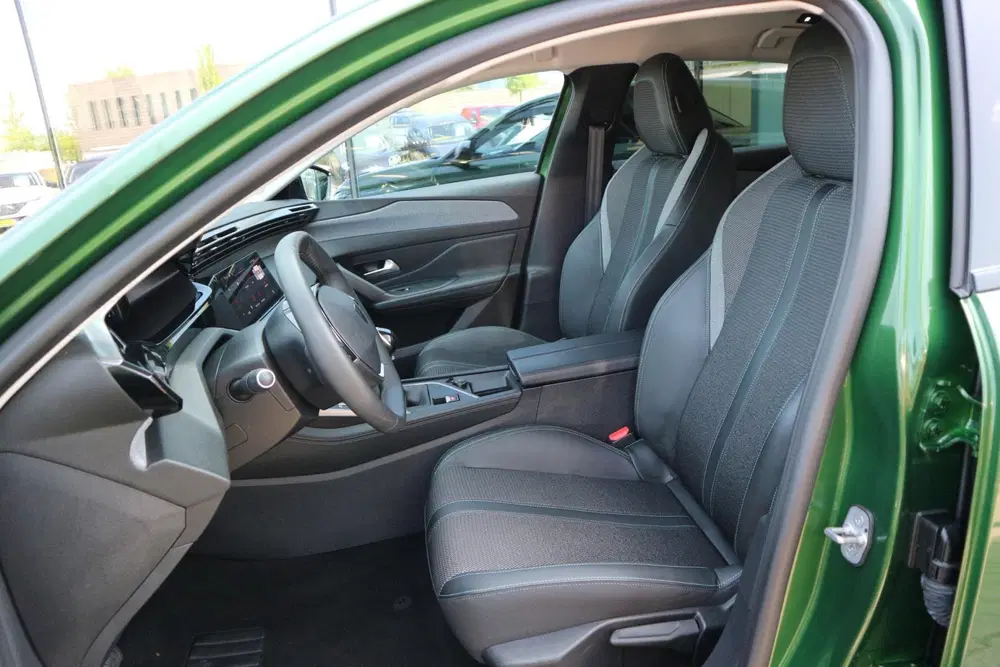 Peugeot 308 1.2 PureTech Allure NAVI CAMERA DAB CRUISE uit 2023, foto 13