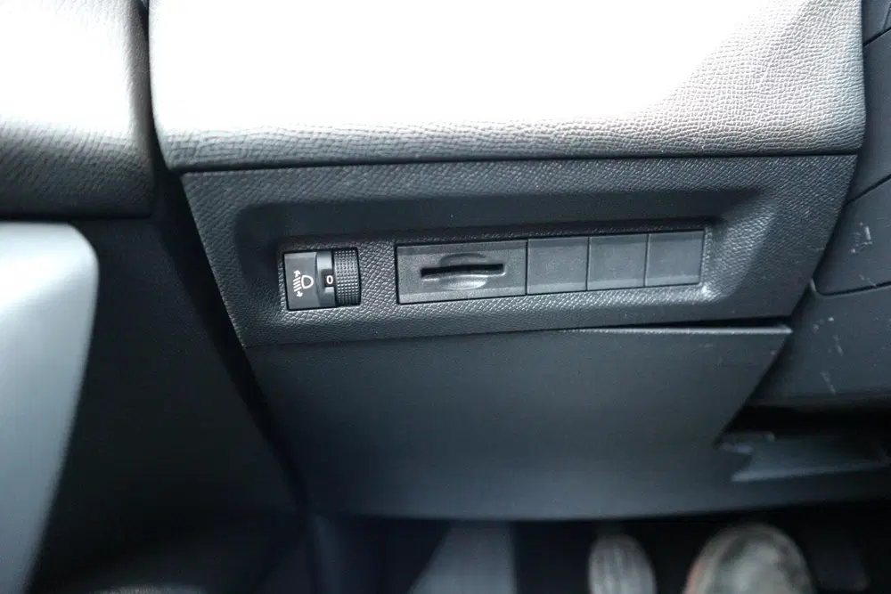 Peugeot 308 1.2 PureTech Allure NAVI CAMERA DAB CRUISE uit 2023, foto 18