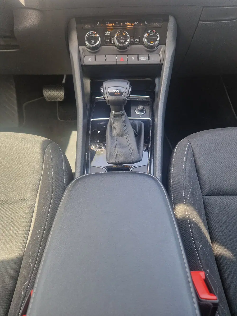 Skoda Karoq 1.5 TSI AUTOMAAT uit 2021, foto 10
