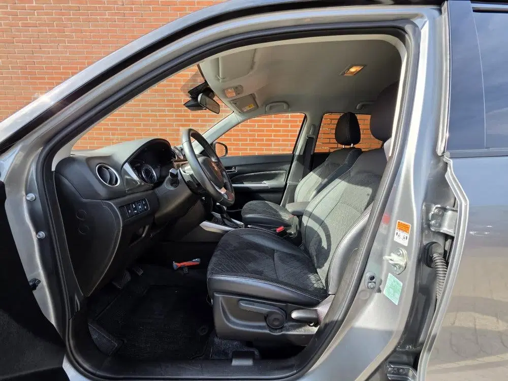 Suzuki Vitara 1.5 Hybrid Style Automaat Navigatie Clima uit 2023, foto 3