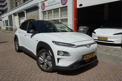 Hyundai Kona EV Premium 64 kWh | SOH 99.2% | Trekhaak | Leer uit 2019