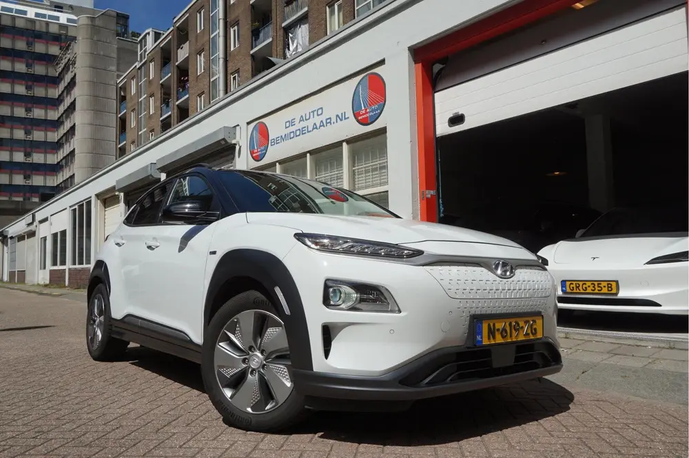 Hyundai Kona EV Premium 64 kWh | SOH 99.2% | Trekhaak | Leer uit 2019, foto 2