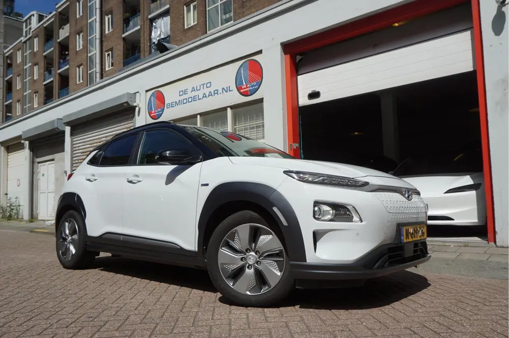 Hyundai Kona EV Premium 64 kWh | SOH 99.2% | Trekhaak | Leer uit 2019, foto 3
