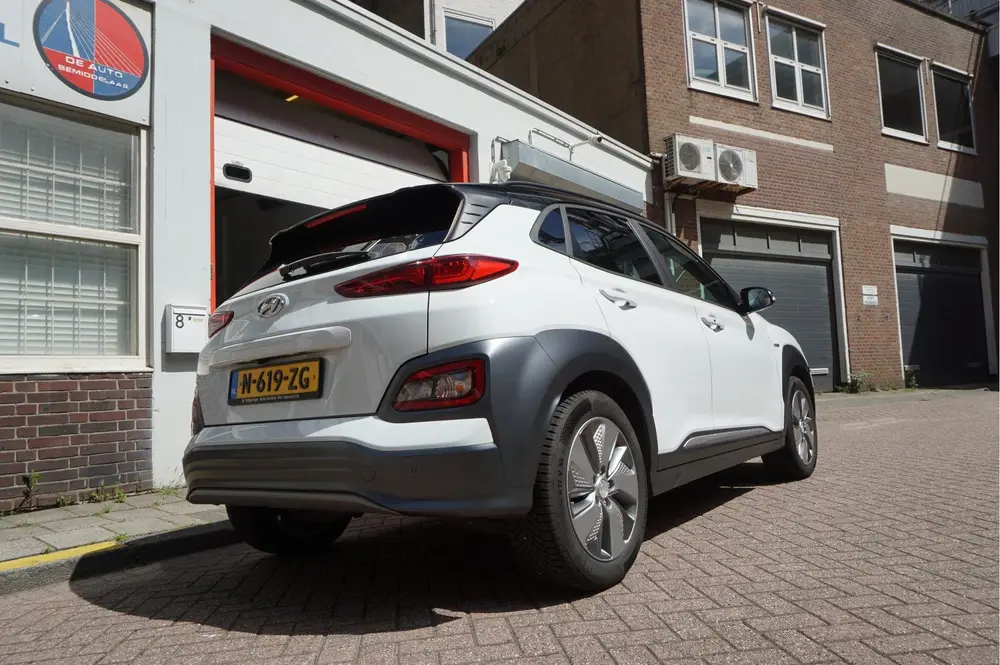 Hyundai Kona EV Premium 64 kWh | SOH 99.2% | Trekhaak | Leer uit 2019, foto 4