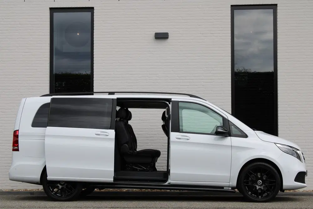 Mercedes-Benz V-Klasse 300d uit 2024, foto 13