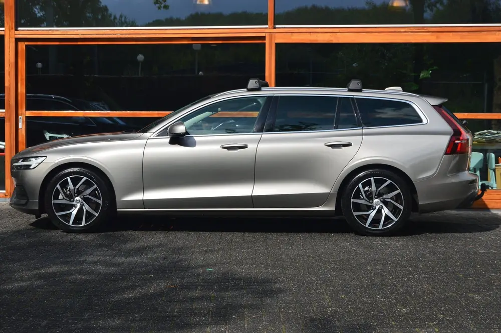 Volvo V60 T5 | Trekhaak 1800kg | Stoel + Stuur Verwarmd | Ap uit 2019, foto 2
