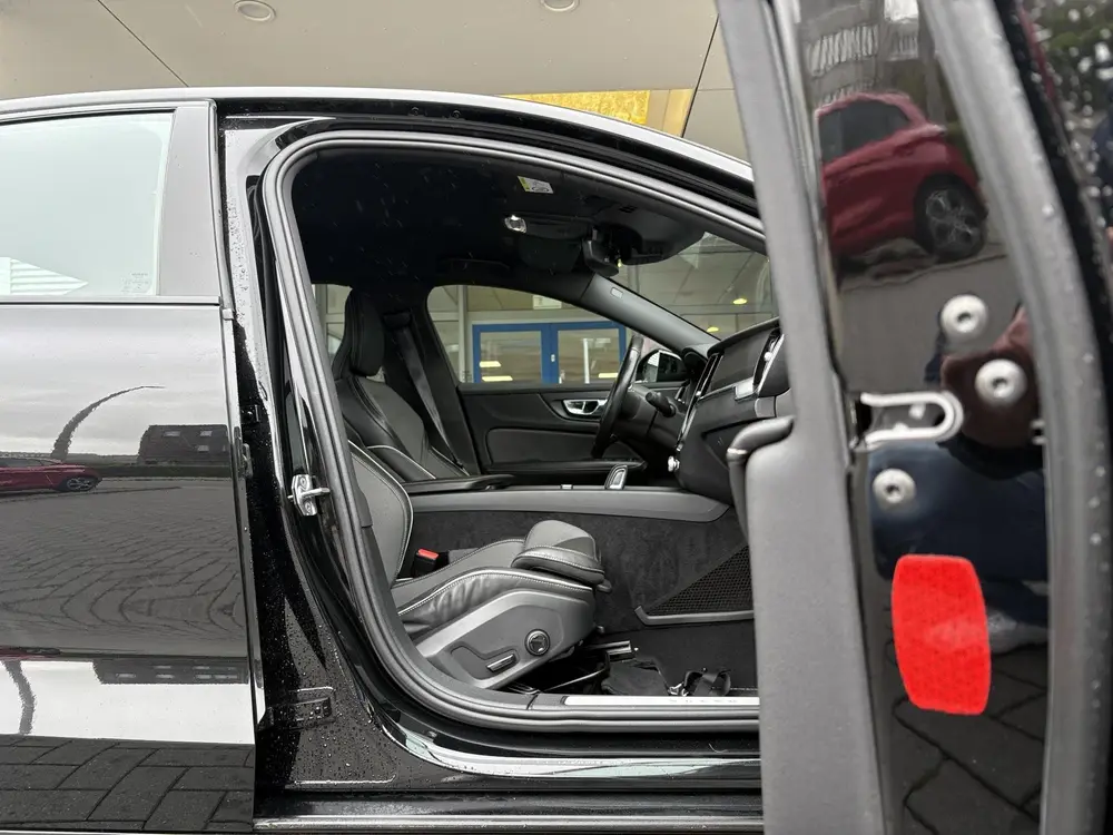 Volvo S60 2.0 B3 R-Design 163 PK uit 2021, foto 5