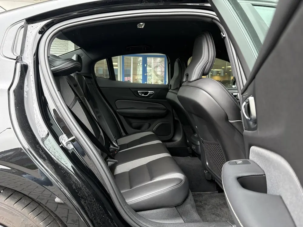 Volvo S60 2.0 B3 R-Design 163 PK uit 2021, foto 6